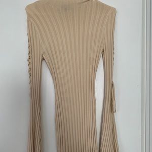 Beige ribbed dress with tied sleeves